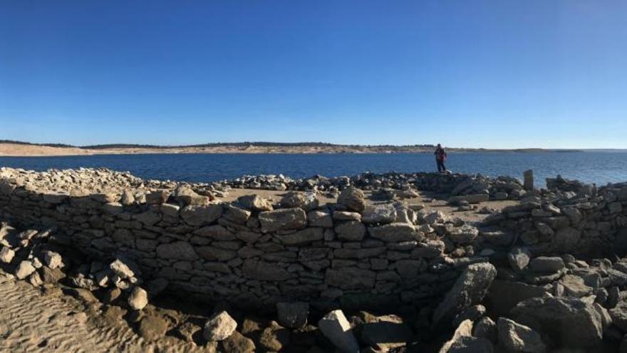 Restos del cementario de Argusino, visibles por la bajada del embalse