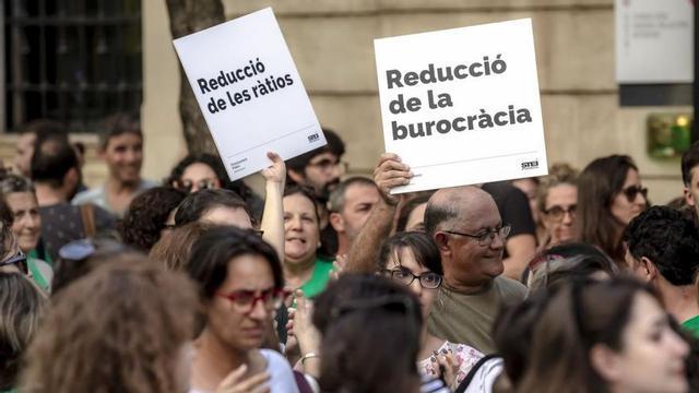 Protesta de docentes ayer frente al Parlament.