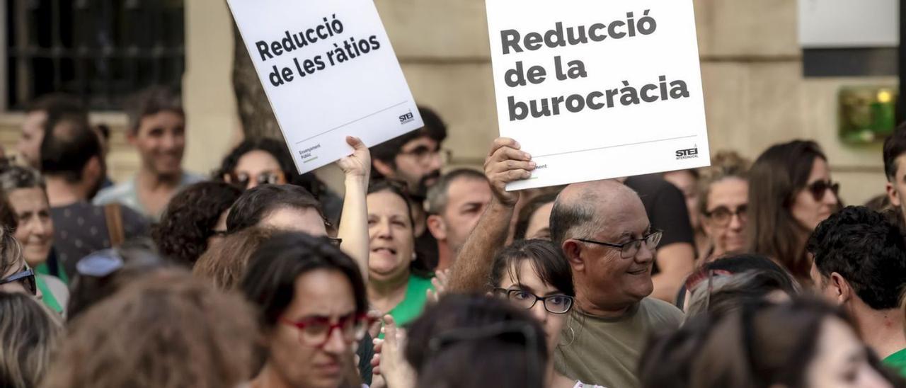 Protesta de docentes ayer frente al Parlament.