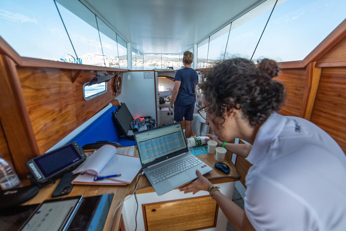 El equipo de Trueworld realizando mediciones a bordo del Stenella.