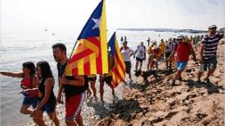 La caminada d&#039;ahir va passar per la platja de Sant Martí d&#039;Empúries.