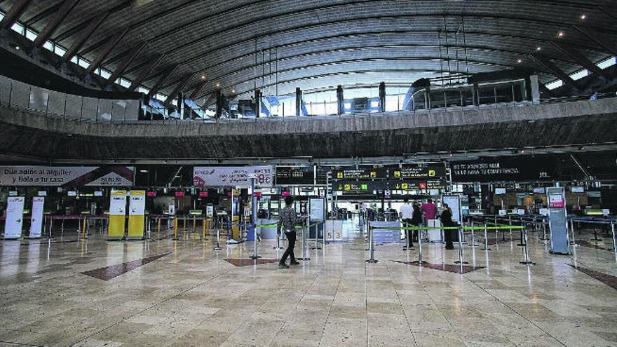 Zona de facturación del aeropuerto de Los Rodeos.