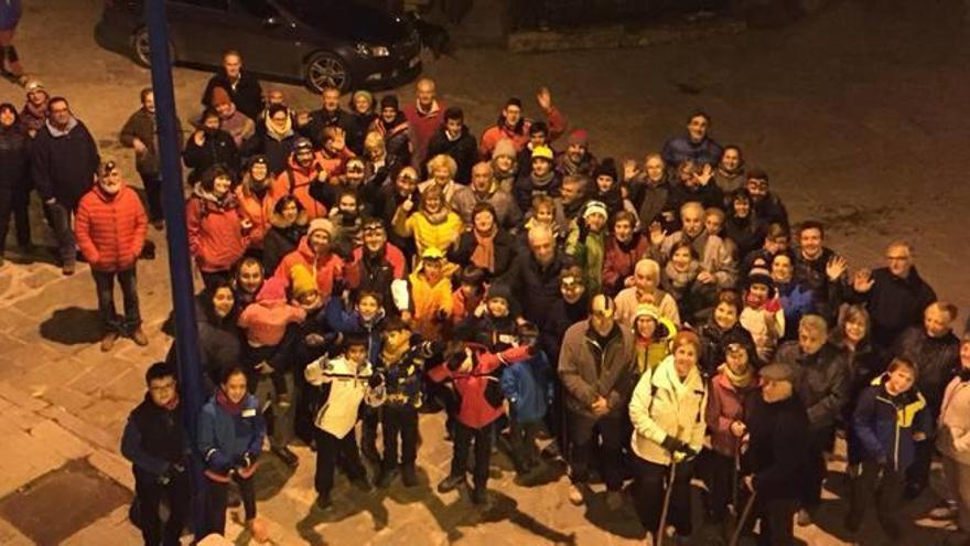 Fotografia de grup dels participants a la caminada nocturna a Gósol