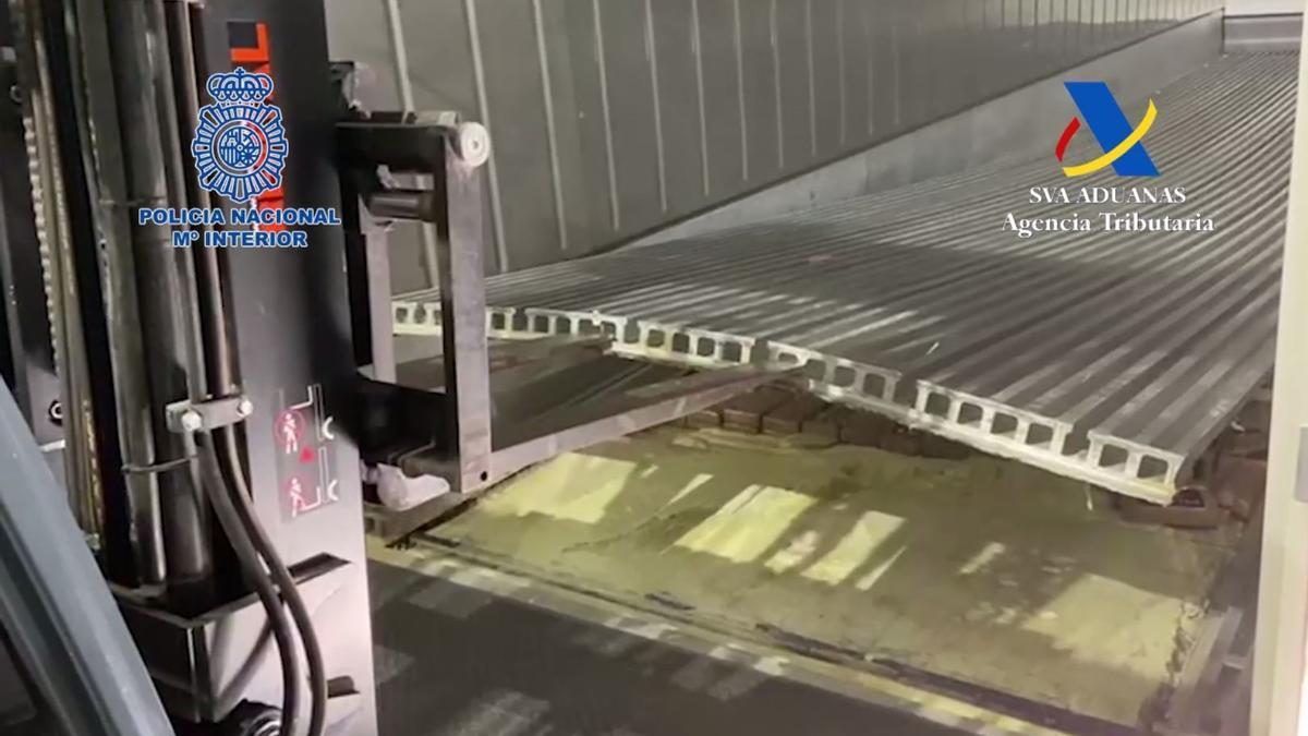 Droga oculta en falsos suelos de contenedores procedentes de Ecuador, incautados en el puerto de València.