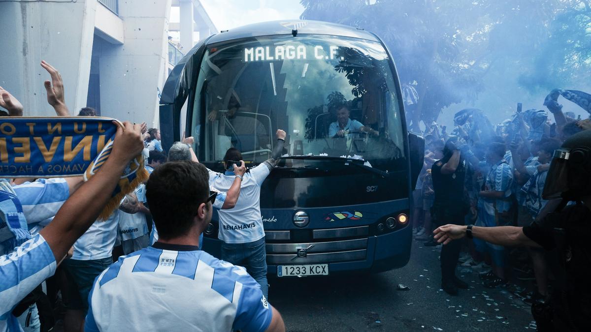 Los aficionados del Málaga CF han dedicado un espectacular recibimiento a los jugadores en el estado de La Rosaleda antes del partido contra el Celta Fortuna, para aspirar a subir a Segunda División.