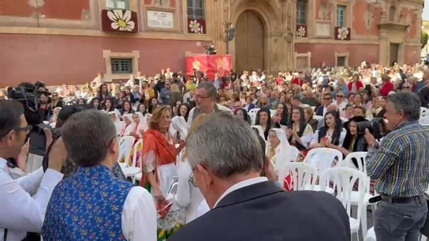 Aplausos entre el público a la llegada del alcalde de Murcia, José Ballesta.