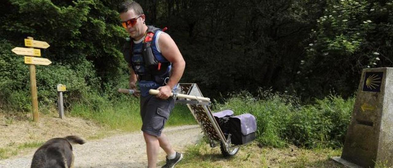 Óscar Mariño, ayer, junto a su perra y el carrito de trekking que usará en su caminata.   | // BERNABÉ/J. LALÍN