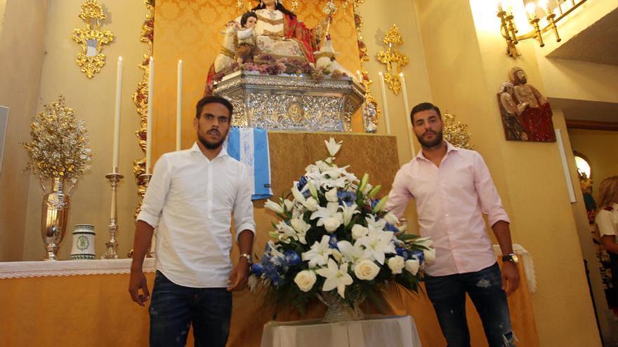 La primera plantilla del Málaga CF cumplió ayer con la tradición de todos los años en la que hizo la ofrenda floral a la Divina Pastora. Abdullah Ben Barek, Antonio Benítez y Francisco Martín Aguilar, junto al resto de la plantilla, acudió al colegio Salesianos Málaga para la ofrenda floral. El inusual escenario se debe a que la parroquia habitual se encuentra en proceso de reformas. Luego la plantilla se marchó de almuerzo de confraternización.