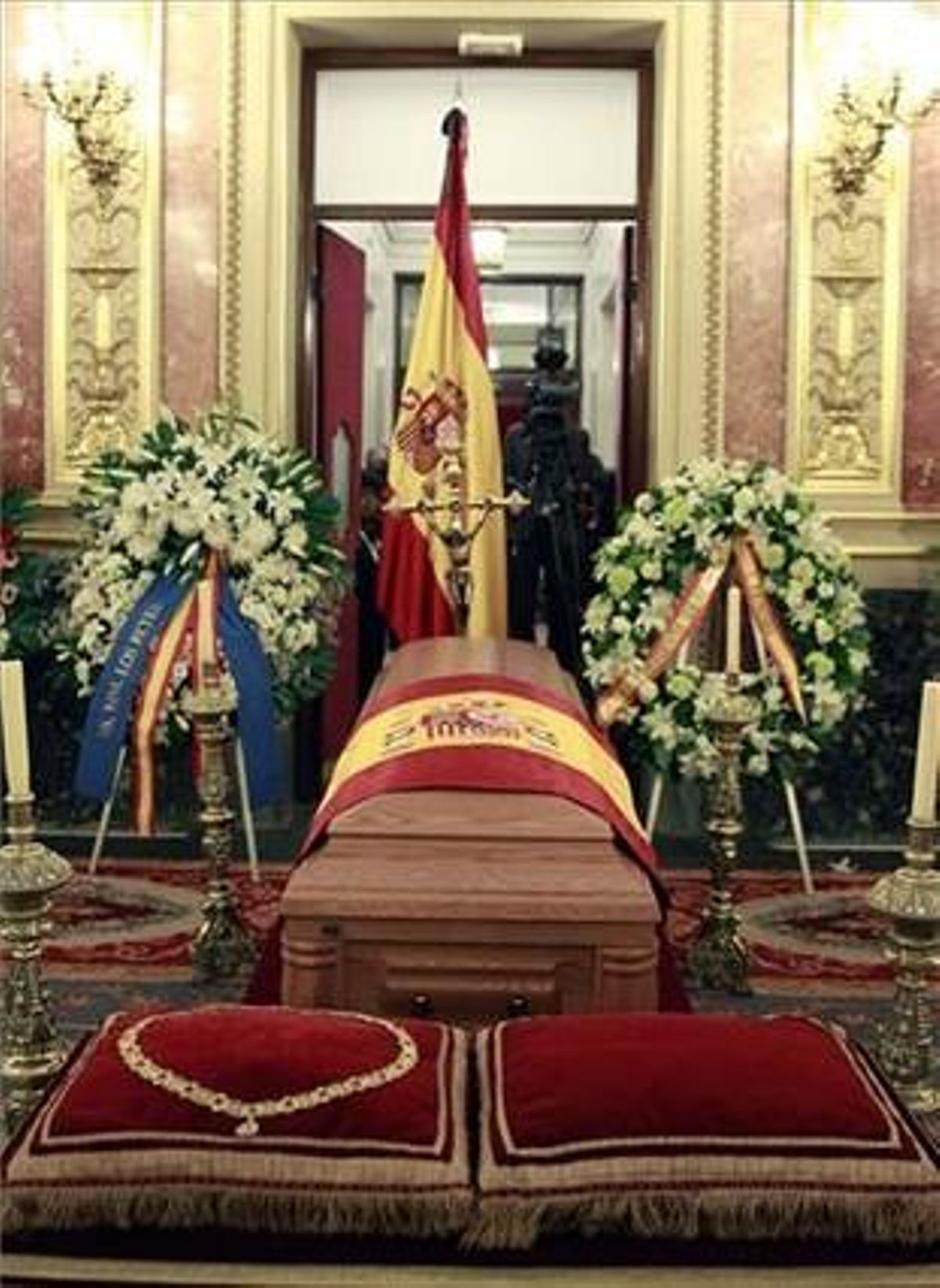 El fèretre amb les restes mortals de l’expresident del Govern Adolfo Suárez, a la capella ardent instal·lada al Saló dels Passos Perduts del Congrés dels Diputats.