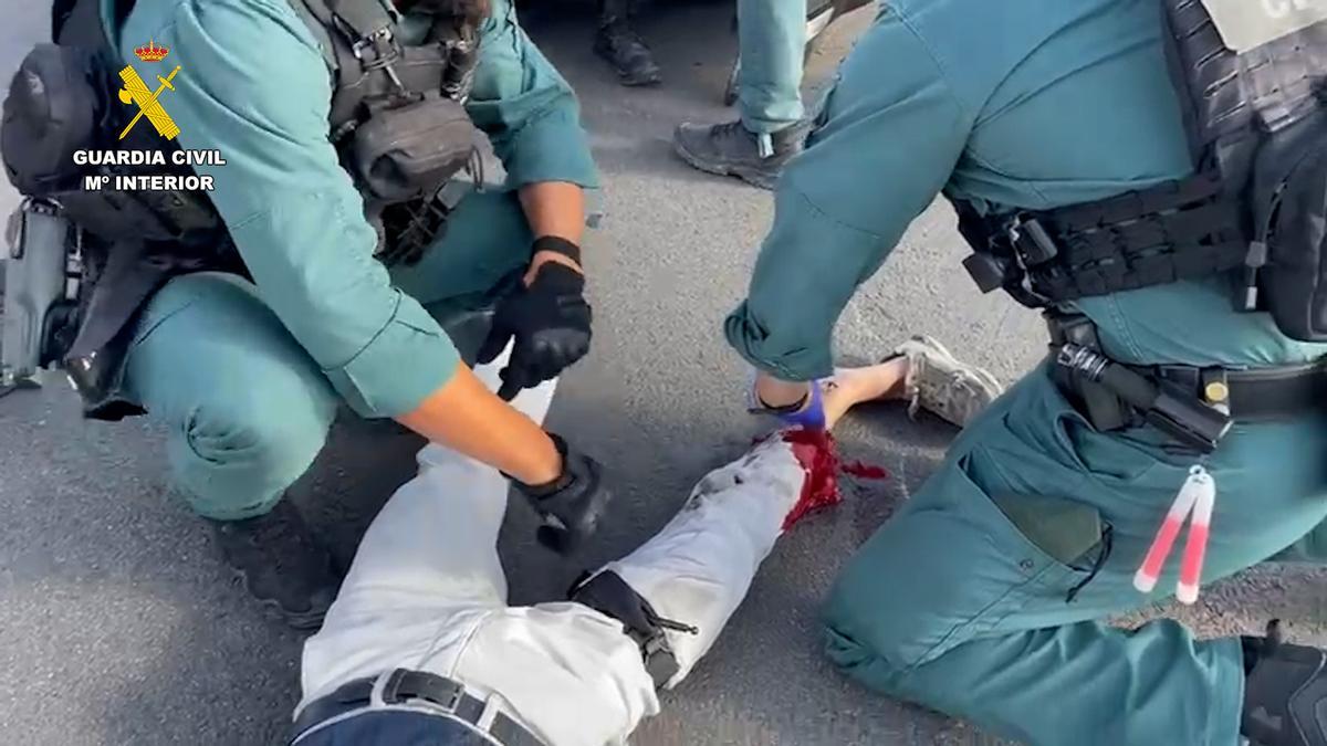 Asistencia de la Guardia Civil al herido en Torrevieja.