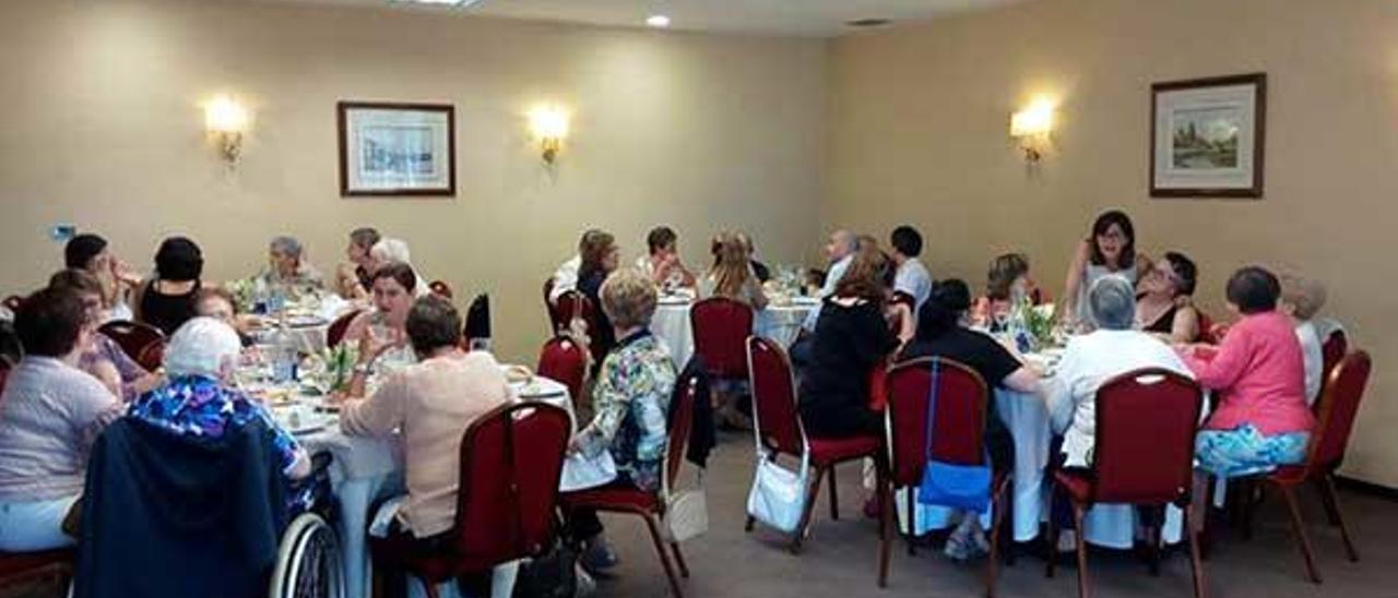 Mayores y voluntarios, durante la primera edición de la fiesta.