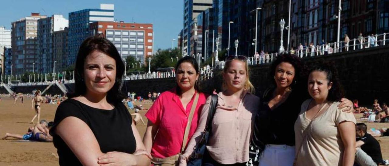 Adriana Lastra, en primer término, con sus cuatro hermanas en la playa de San Lorenzo de Gijón. Por la izquierda, Arancha, Guiomar, Tatiana y Amanda Lastra.