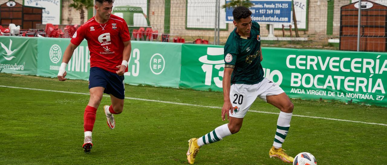 Karim, con el balón, durante el Cacereño-Diocesano de la primera vuelta en el Príncipe Felipe.