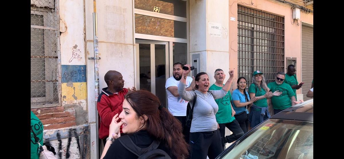 Miembros de la PAH celebran el aplazamiento del desahucio de Carmen.