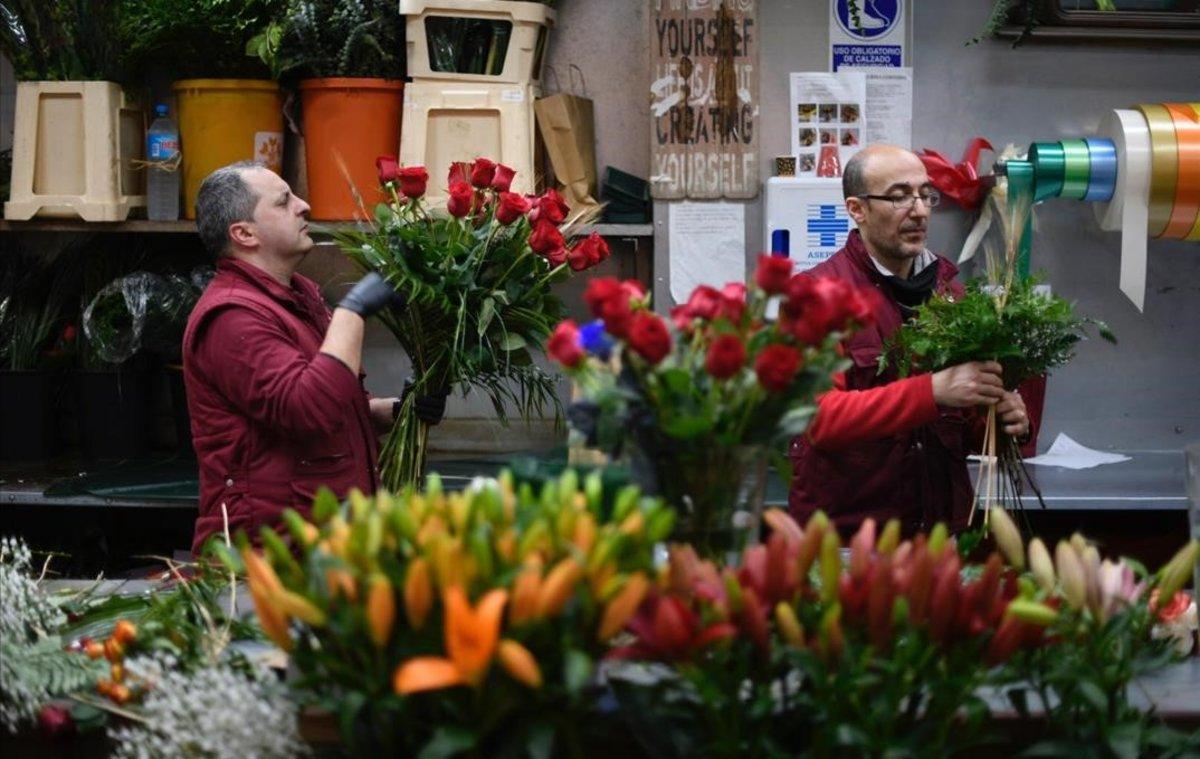 Preparación de ramos de rosas en la floristería Navarro de Barcelona.