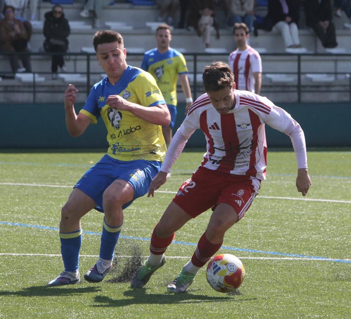 Ubeira, del Alondras, protege el balón ante la presión de un jugador del Cambados. | SANTOS ÁLVAREZ