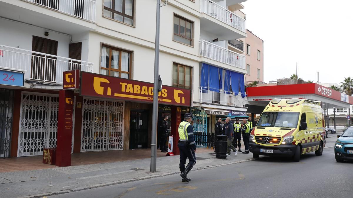 Policías y efectivos sanitarios, esta tarde en la calle Joan Miró, en Palma