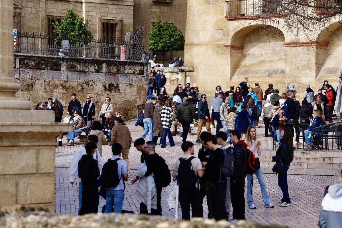 Ambiente en los negocios de la Judería, turismo, borrasca, maletas, tiendas, hostelería, terrazas, sol