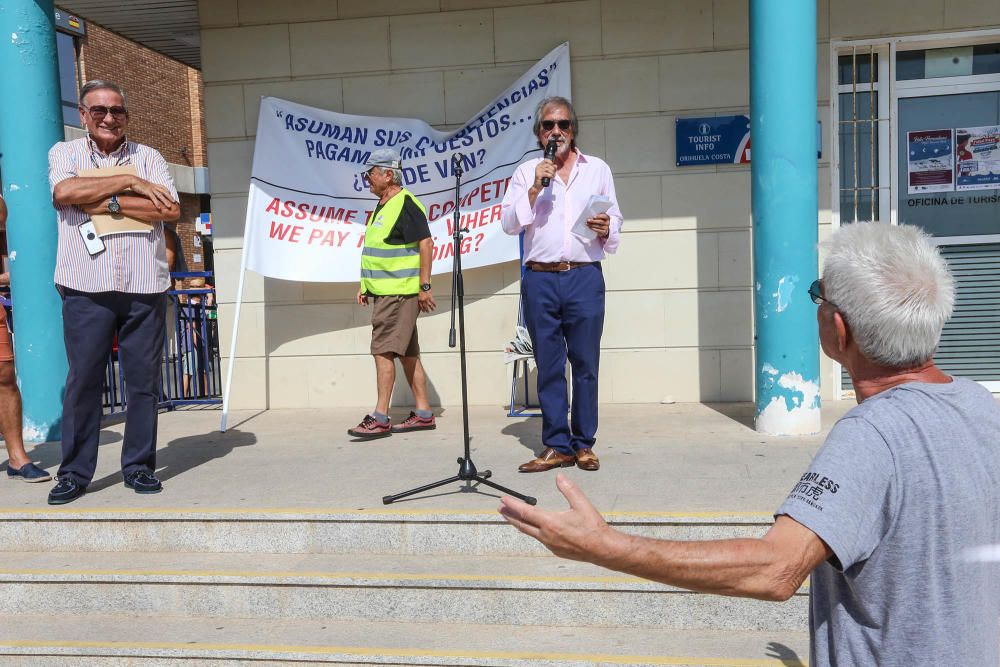 El alcalde de Orihuela Costa escucha las quejas de los vecinos sobre la limpieza