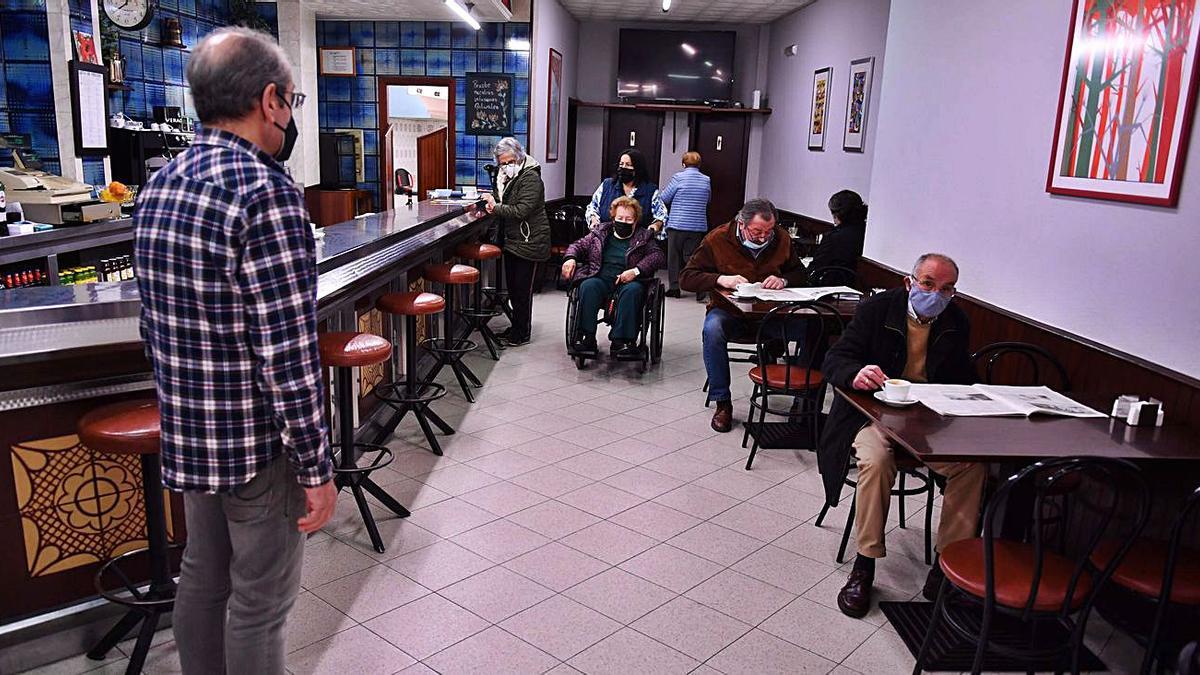 Clientes consumen, ayer, dentro del bar Maypi, en el Agra do Orzán.  | // VÍCTOR ECHAVE