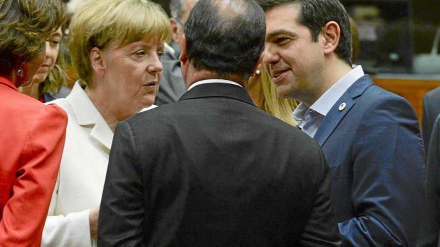 Angela Merkel conversant amb Alexis Tsipras i François Hollande (d&#039;esquena), ahir a Brussel·les