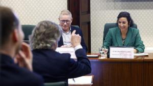 GRAFCAT7847. BARCELONA, 04/02/2026.- La consellera de Economía y Finanzas, Alícia Romero, acompañada del secretario general del departamento, Juli Fernandez (i), durante su comparecencia en la Comisión de Economía y Finanzas del Parlament para informar del nuevo modelo de financiación autonómica pactado por ERC y el Gobierno español, que aportaría cerca de 4.700 millones de euros más a Cataluña pero que JxCat rechaza al no ser un concierto económico. EFE/Quique García