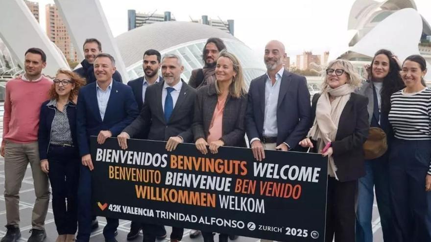 Representantes del Maratón Valencia y de las instituciones implicadas en el mismo, ayer, durante su presentación. | FERNANDO BUSTAMANTE