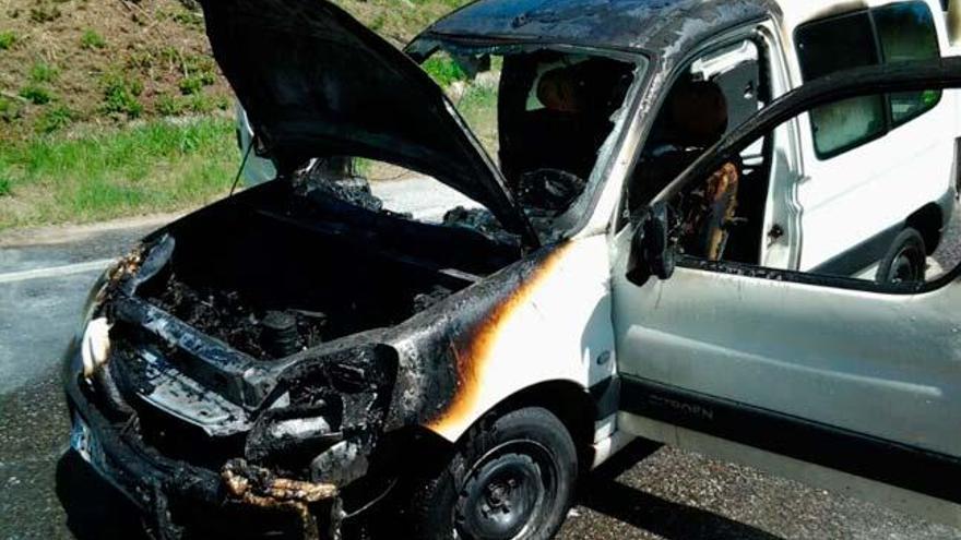 Arde una furgoneta en la parroquia porriñesa de Torneiros