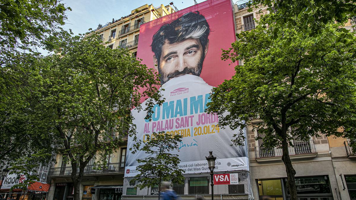 Joan Dausà anuncia amb una lona gegant a la Rambla Catalunya que actuarà al Palau Sant Jordi el 20 de gener de 2024