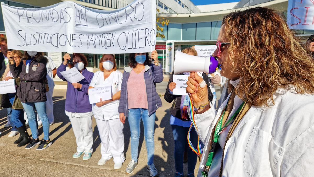 Protesta del personal de Enfermería en el Hospital Universitario de Cáceres, este jueves.