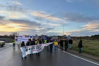 Les fotos del tall de l'N-II a Borrassà per part d'Uns 300 docents