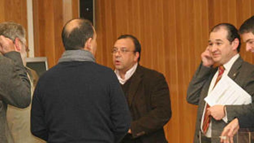 El juez decano de A Coruña mueve la urna tras el escrutinio, ayer, en la Audiencia Provincial.