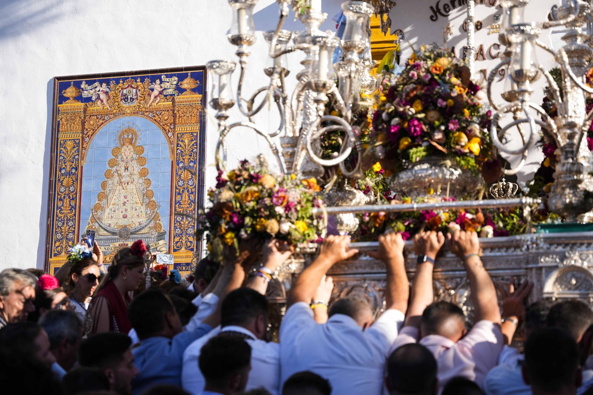 Detalle de presentación de la Hermandad del Rocío de Málaga en Villamanrique, a 14 de mayo de 2024 en Sevilla (Andalucía, España). Las Hermandades del Rocío ya van camino hacia la Aldea del Rocío para postrarse ante la Blanca Paloma en la Fiesta de Pentecostés. El pueblo de Villamanrique (Sevilla) es uno de los puntos más significativos al subir los 7 escalones De la Iglesia de la localidad. 14 MAYO 2024 Joaquin Corchero / Europa Press 14/05/2024 / Joaquin Corchero;category_code_new;