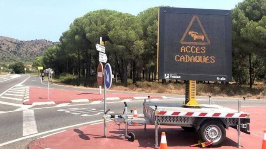 Un rètol alerta de retencions  a la carretera de Cadaqués