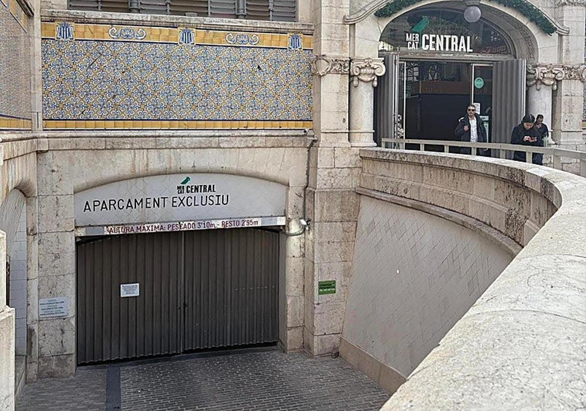 Puerta de acceso al sótano del Mercado Central de València.