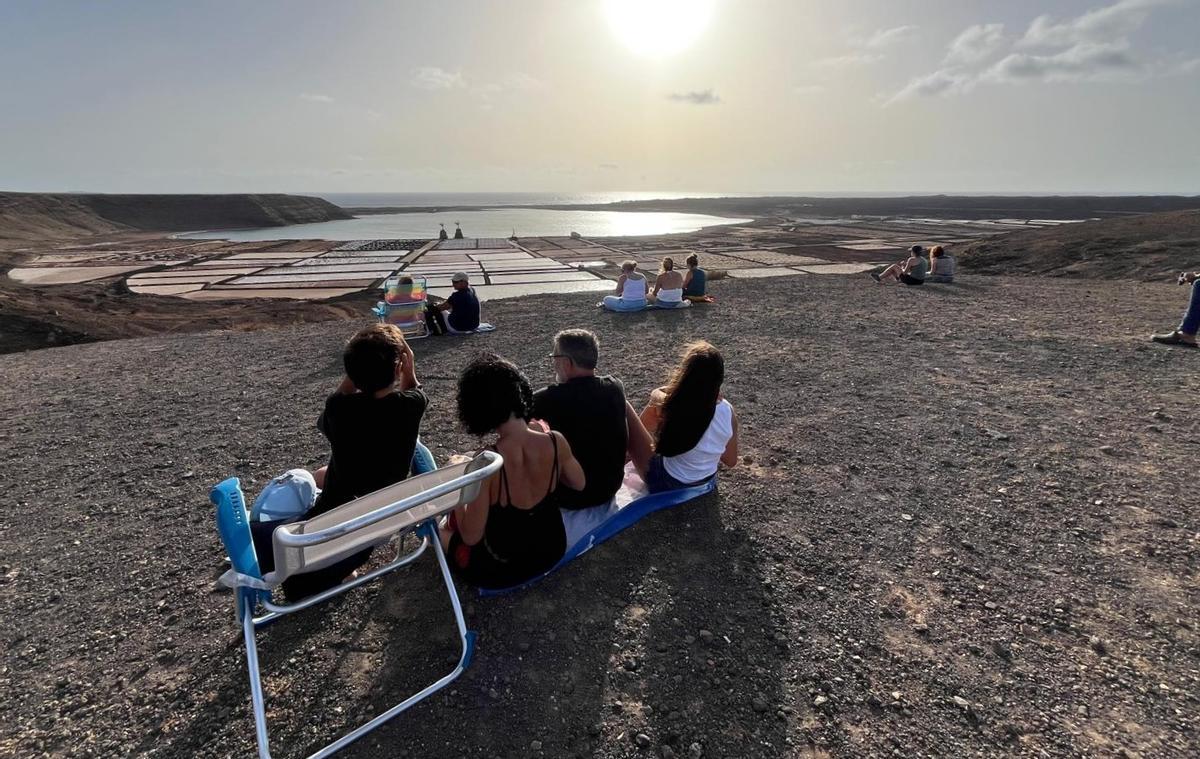 Espectadores, ayer, en la zona de las Salinas de Janubio, en el sur de Lanzarote, para ver el eclipse solar.