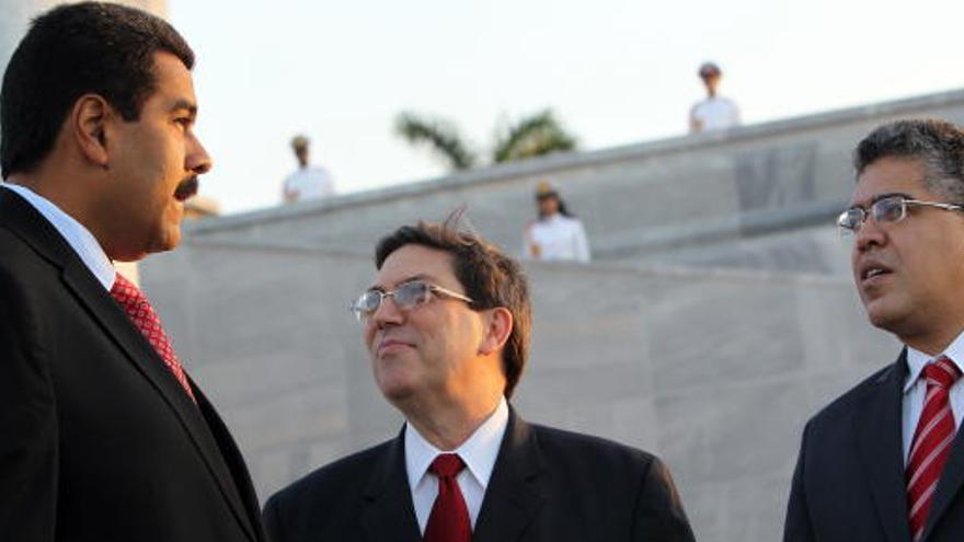 Maduro junto a a Elias Jaua (d) y el ministro cubano de Exteriores.