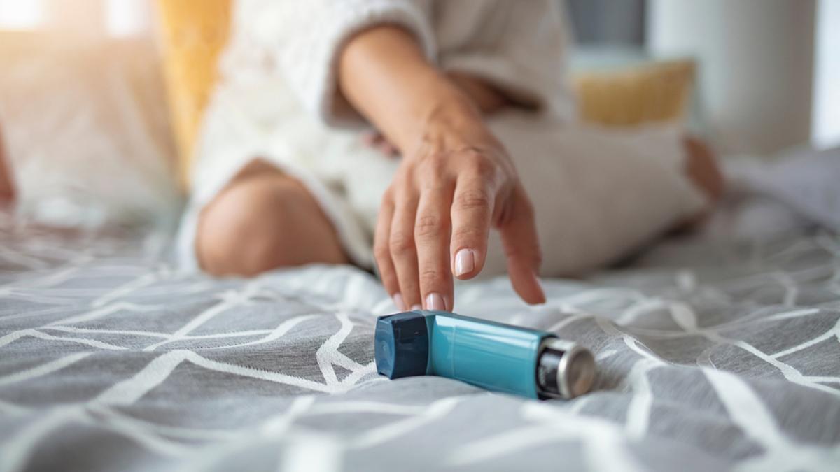 Una mujer trata de alcanzar un inhalador.