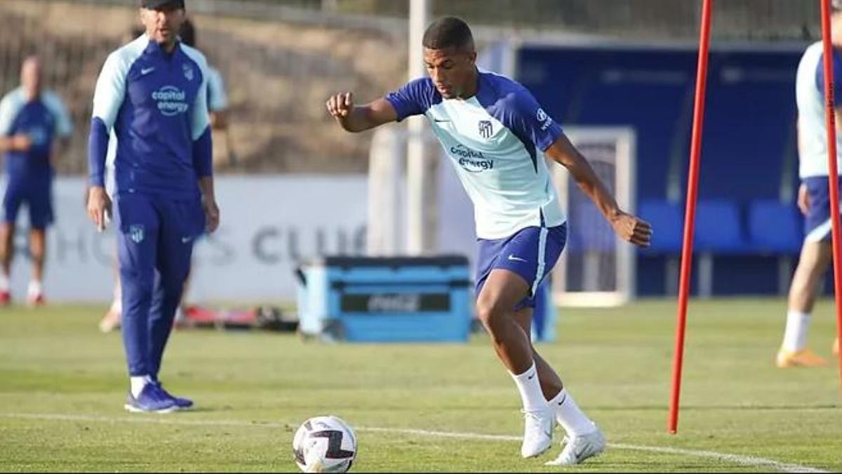 Samuel Lino durante un entrenamiento con el Atlético antes de ser cedido al Valencia