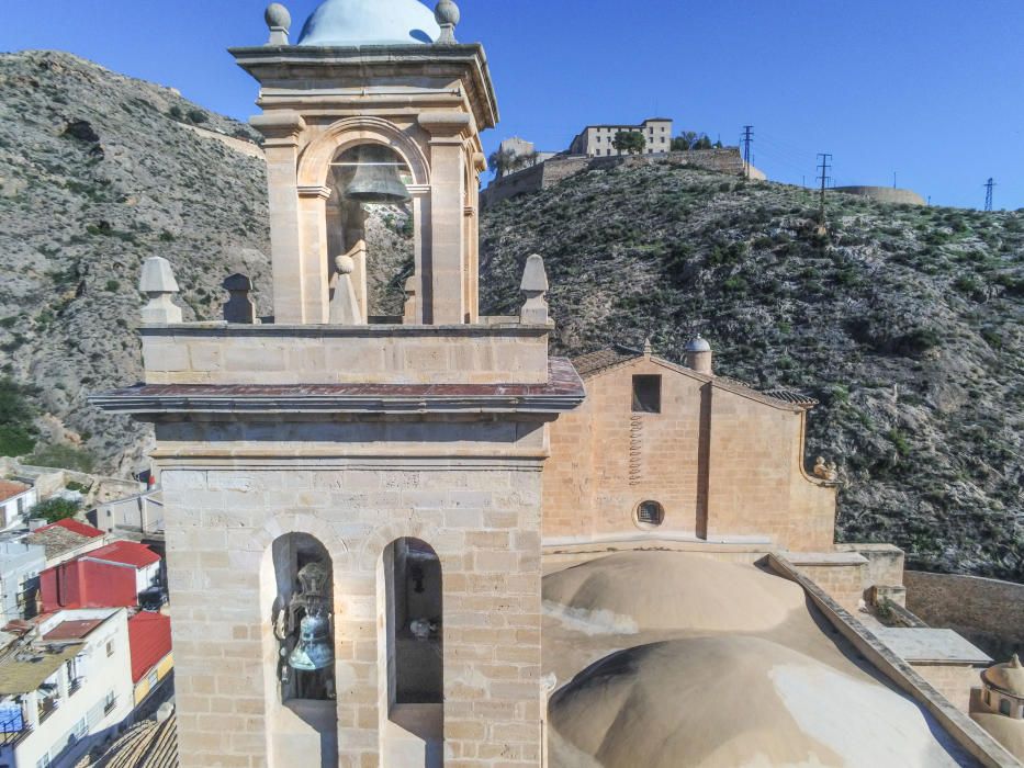 Imágenes de los campanarios de Santiago el Mayor, Catedral y Nuestra Señora de Monserrate en Orihuela y San Martín de Callosa. El Consell ha protegido como BIC sus campanas góticas.