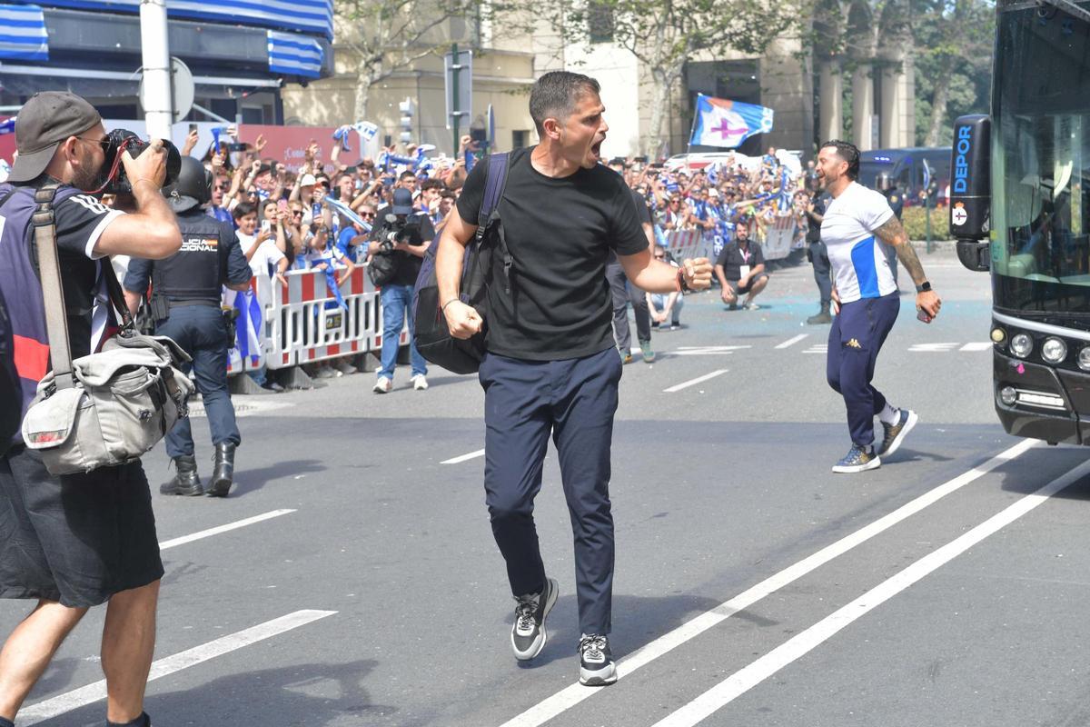 Marcha de la marea blanquiazul y llegada a Riazor