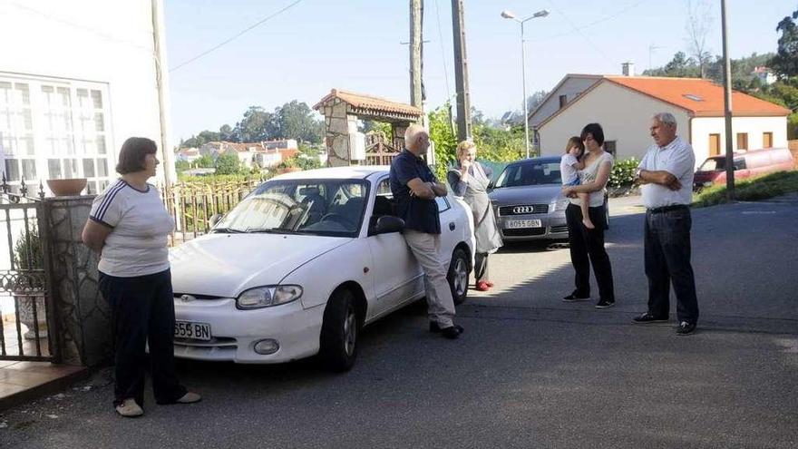 Veicnos en la rúa da Bouza en A Torre el día en que se produjo la supuesta tentativa de homicidio. // N.P.