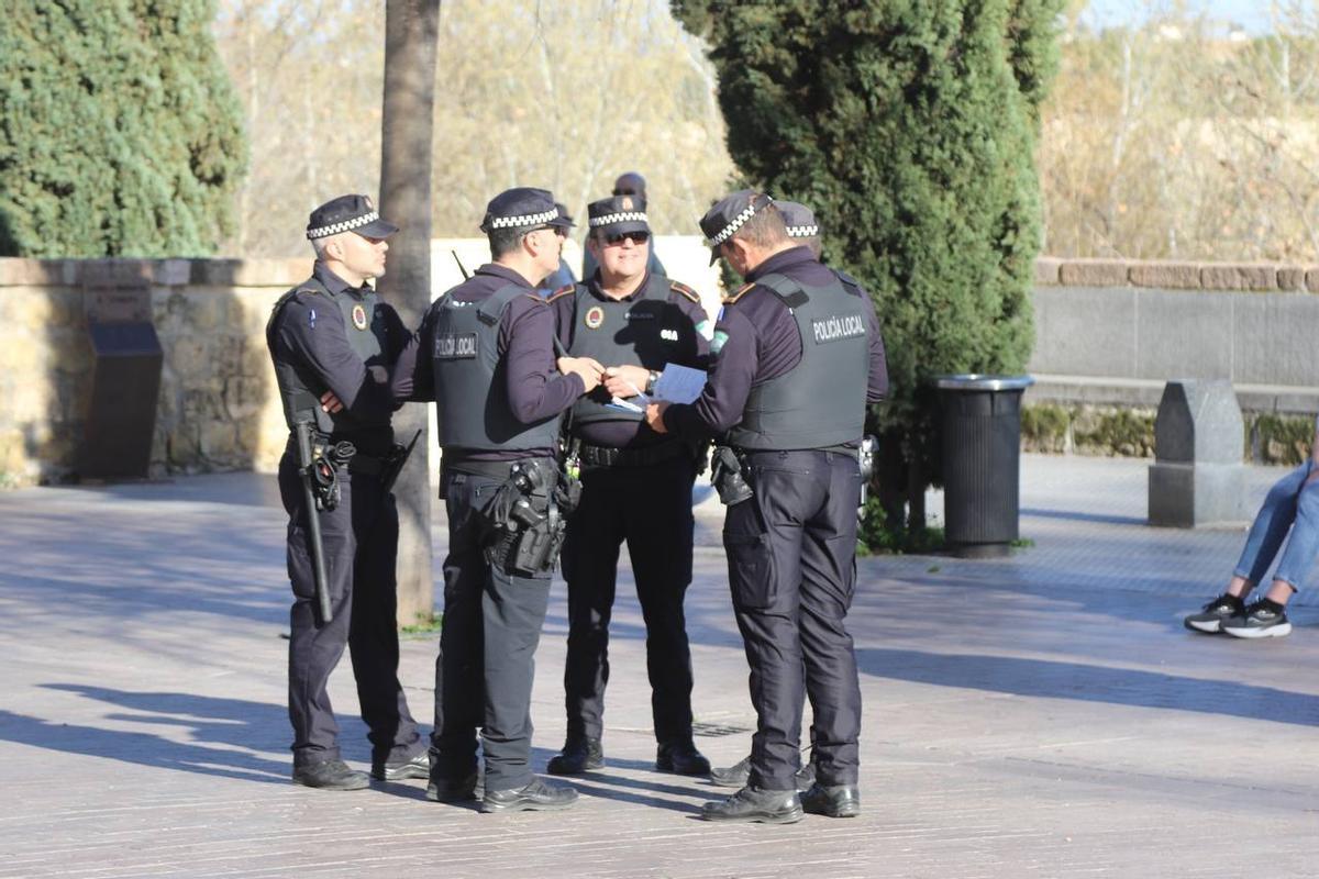 Policías, a la entrada del Alcázar de Córdoba, este domingo, en el acto diplomático entre España y China.