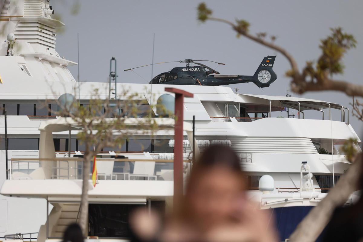 El megayate 'Lady Moura' estrena la temporada en la nueva marina del puerto de Ibiza