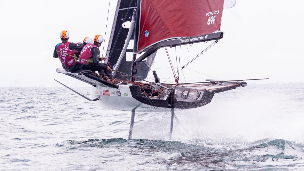 Una embarcación de la regata 69F de vela de València 'vuela' con los 'foils' en la competición celebrada en aguas de El Saler.