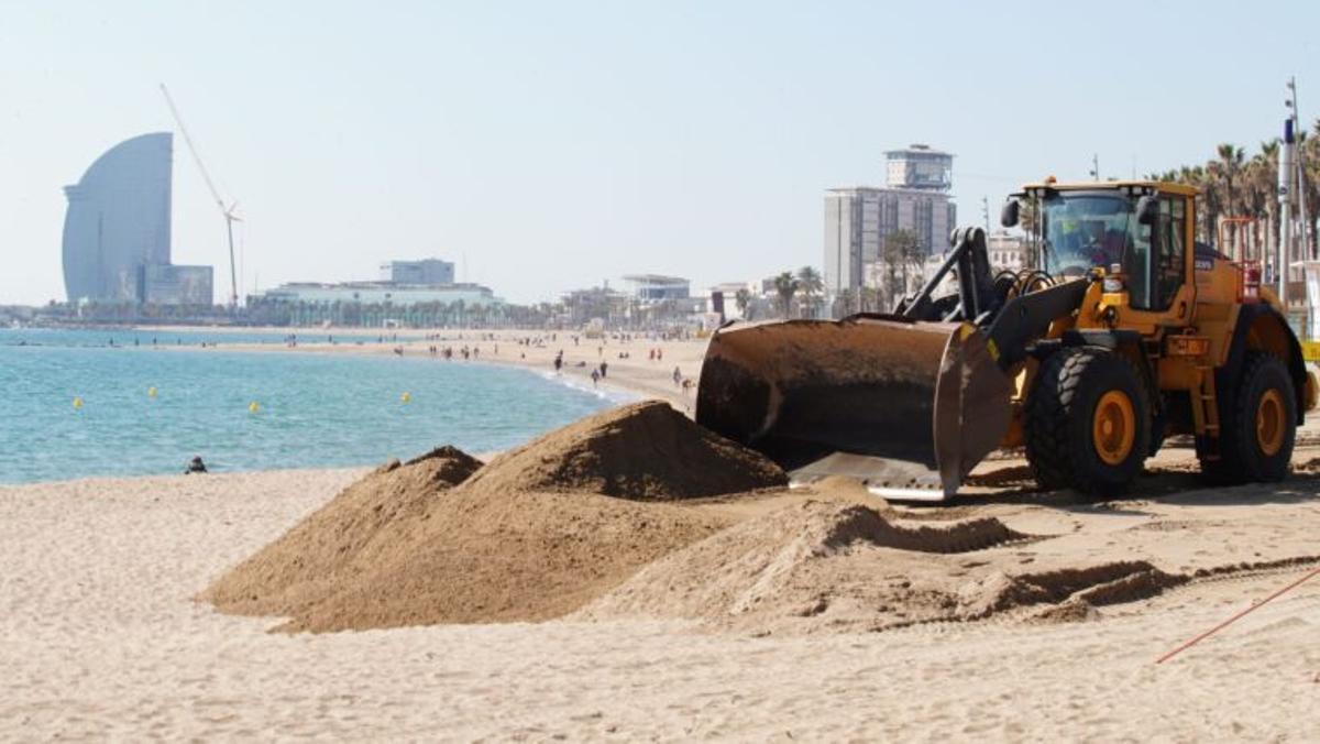 Movimiento de arenas en la playa del Somorrostro