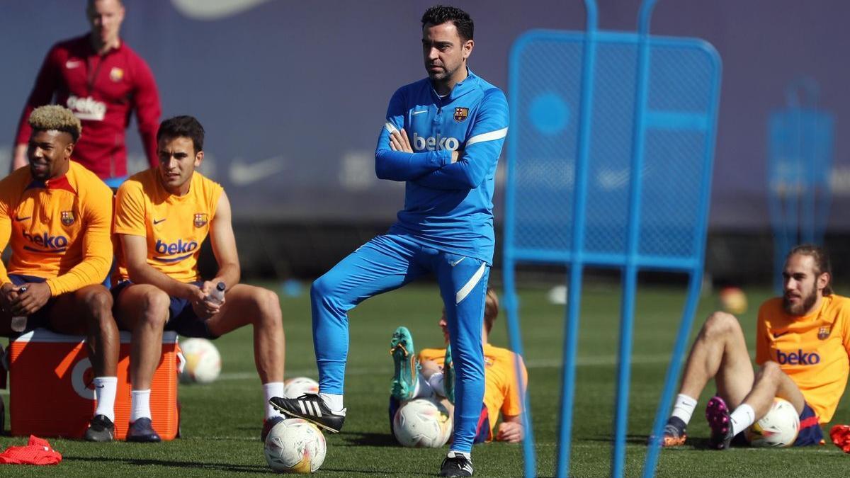 Xavi observa el entrenamiento del Barça en la ciudad deportiva de Sant Joan Despí.