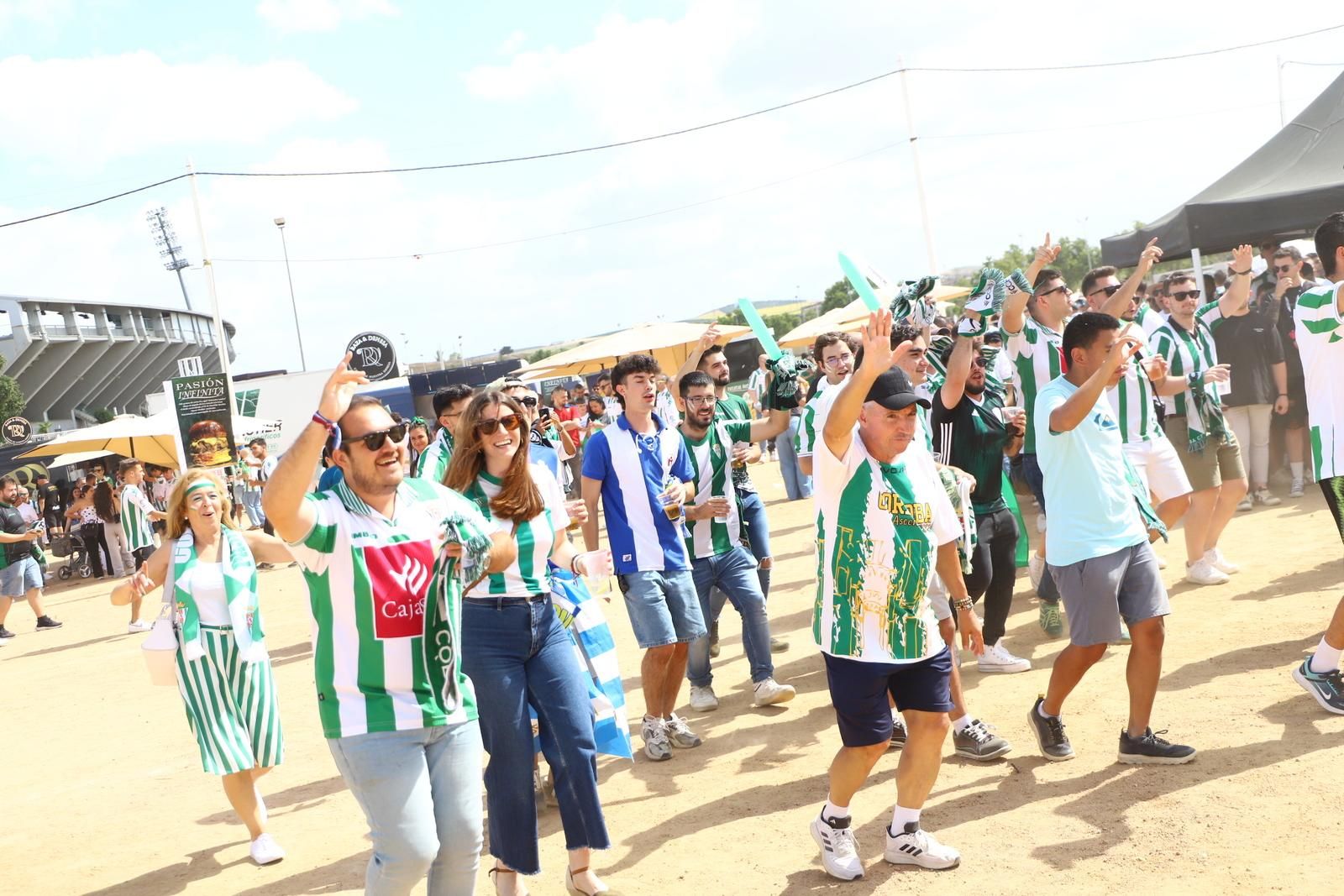 Córdoba CF-Ponferradina | El espectáculo de los aficionados en la Fan Zone de El Arcángel
