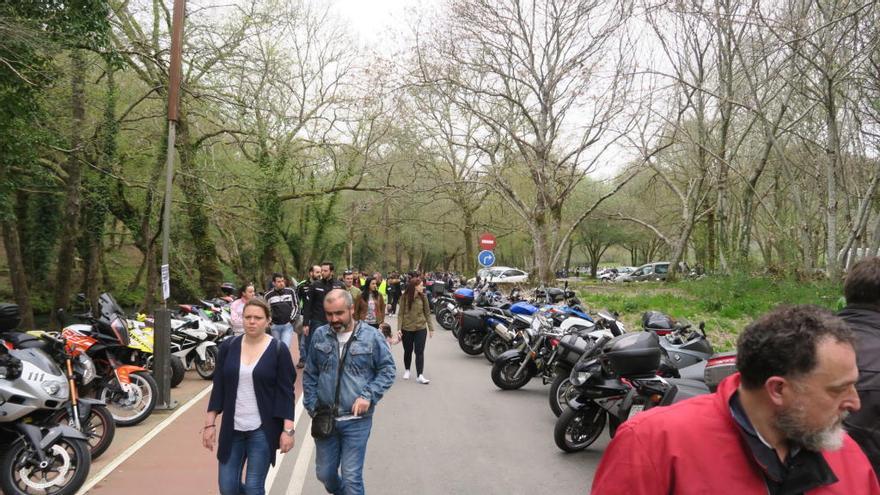 Imagen del paseo de A Calzada, repleto de motos. // Faro