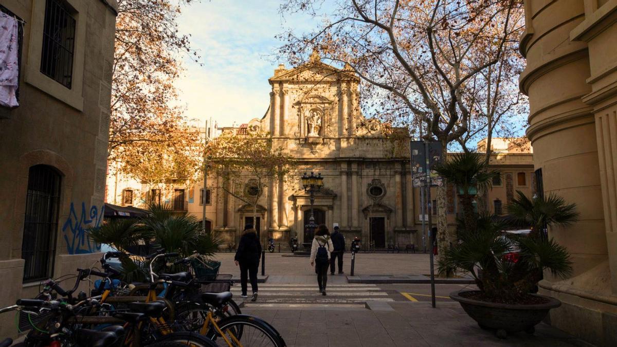 Plaza de la Barceloneta, y la iglesia de San Miguel del Puerto, España
